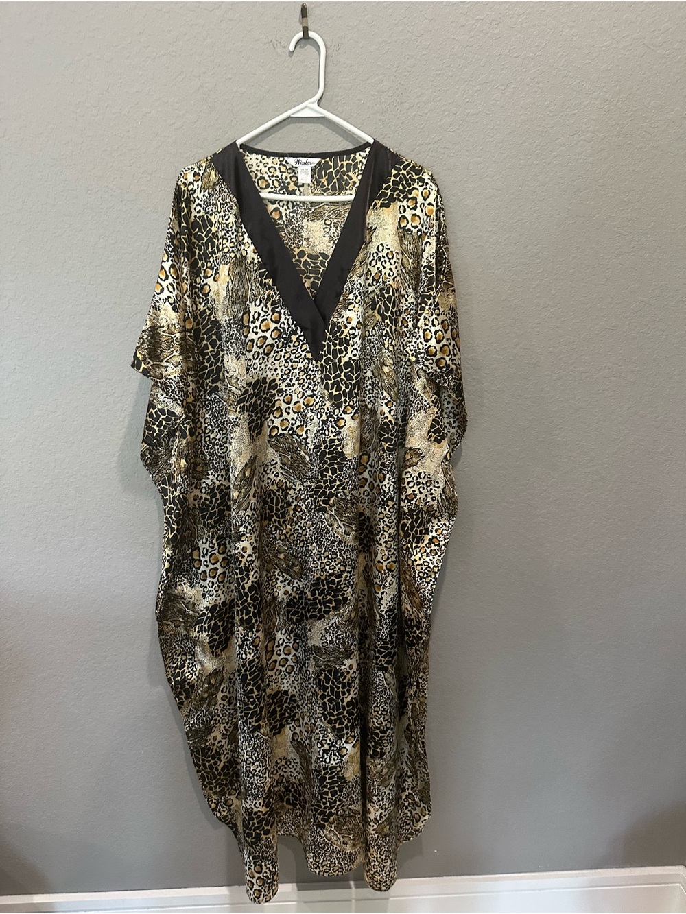 Winlar kaftan dress features an all-over cheetah animal print Sz OS